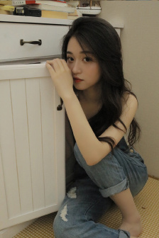 老板把秘书摁倒在办公桌上小说